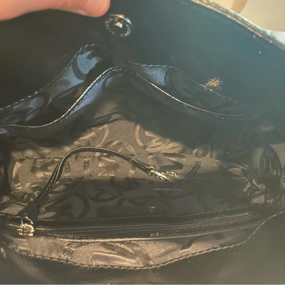 NEW Michael Kors quilted patent leather shoulder/tote bag NWOT. - Picture 11 of 12